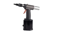 Hydraulic pneumatic gun for riveting nuts