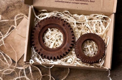 Chocolate set: big gear, small gear