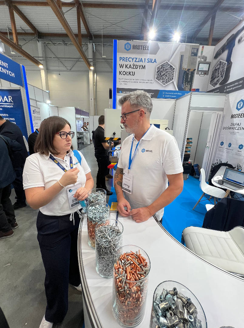 Команда Dinmark відвідує виставку Fastener Poland 2025 у Кракові - 2 